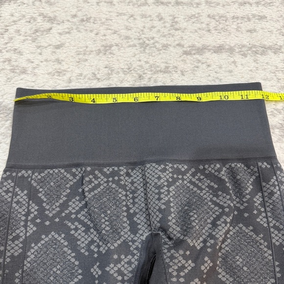 Lululemon Grey In The Flow Crop II - Picture 10 of 12